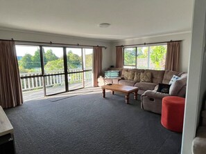 Téléviseur, chaîne audio, bureau