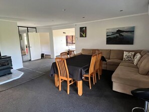 Téléviseur, chaîne audio, bureau