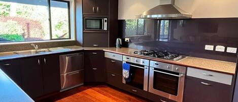 Kylskåp, mikrovågsugn, ugn och spishäll