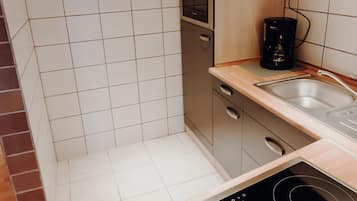 Køleskab, ovn, kogeplade, kaffe-/temaskine
