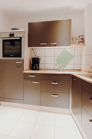 Réfrigérateur, four, plaque de cuisson, cafetière/bouilloire