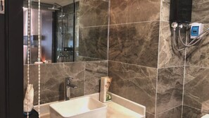 Luxury Apartment, River View | Bathroom