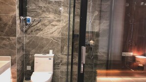 A modern bathroom with a glass-enclosed shower, a toilet, and a sink. - Wu Zhou City Ai Zhuke Shan Hai Apartment (Wuzhou)