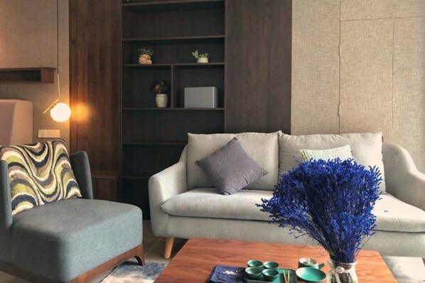 Apartamento de lujo, vistas al río | Zona de estar | Una televisión