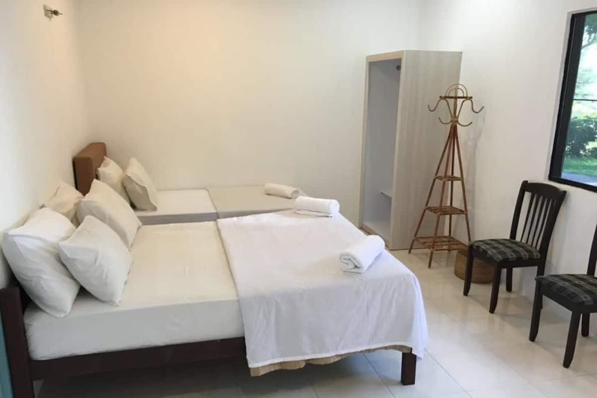 1 chambre, bureau, draps fournis