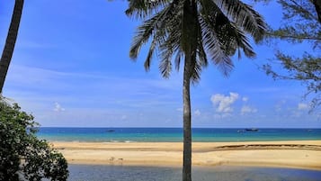 Pantai di sekitar dan pasir putih