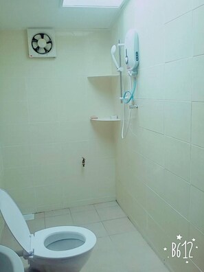 Shower, towels, soap, shampoo - Impian Inn (Tioman Island)