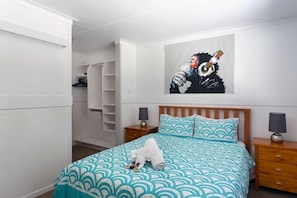 2 bedrooms, iron/ironing board, free WiFi, bed sheets
