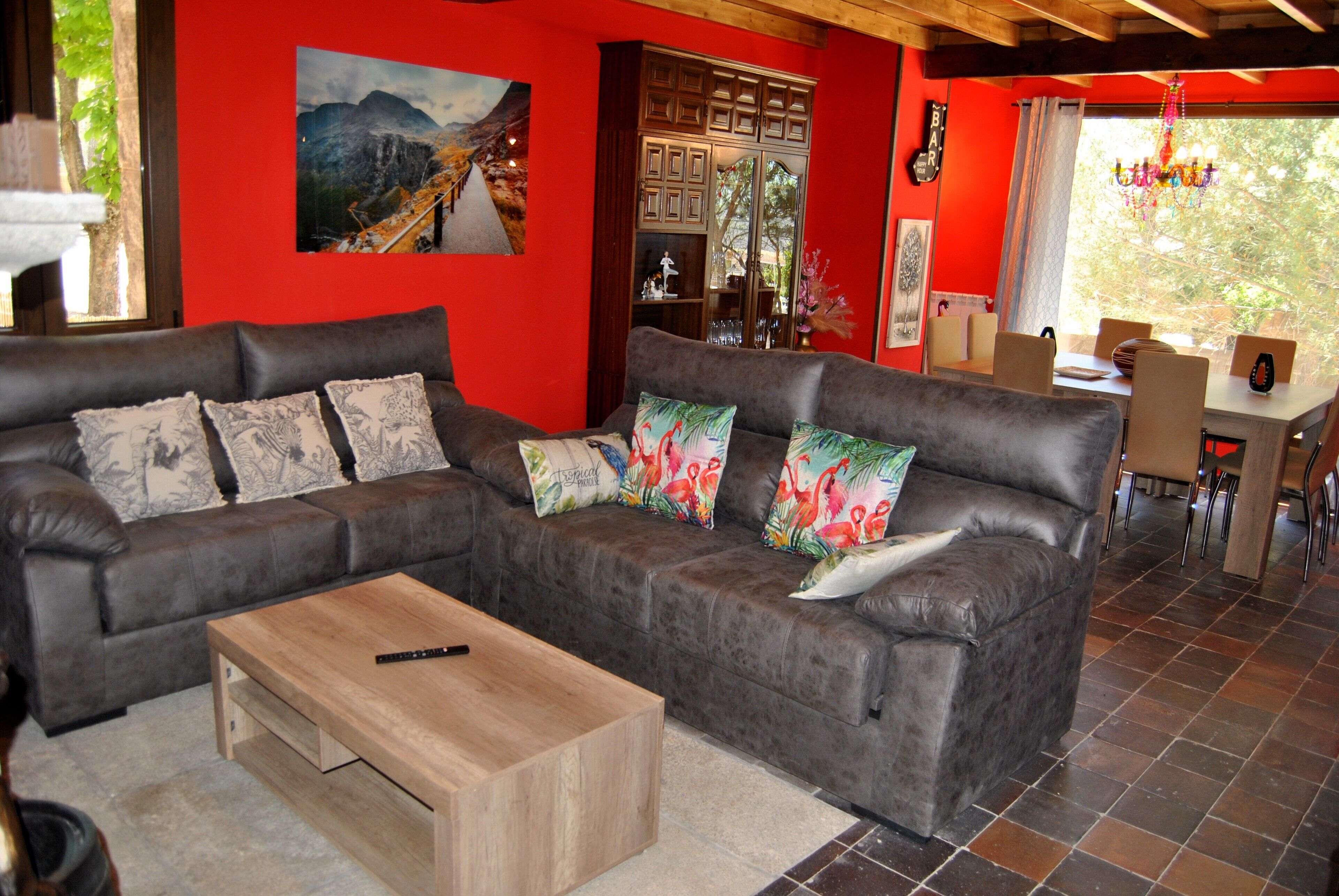 Tv, eldstad, en tv-spelskonsol och dvd-spelare