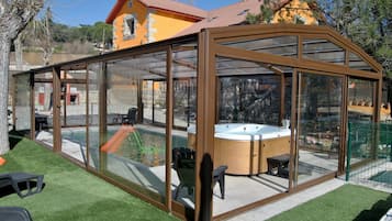 Banyera d'hidromassatge a l'aire lliure