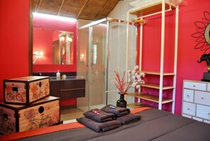 7 bedrooms, iron/ironing board, WiFi, bed sheets