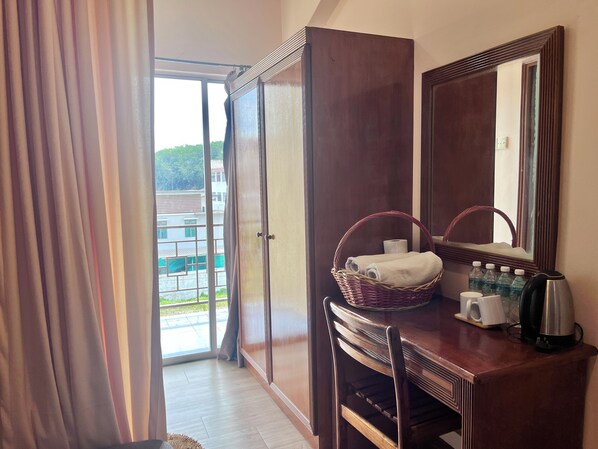 مكتب ومساحة عمل للكمبيوتر المحمول وستائر تعتيم وتجهيزات عازلة للصوت