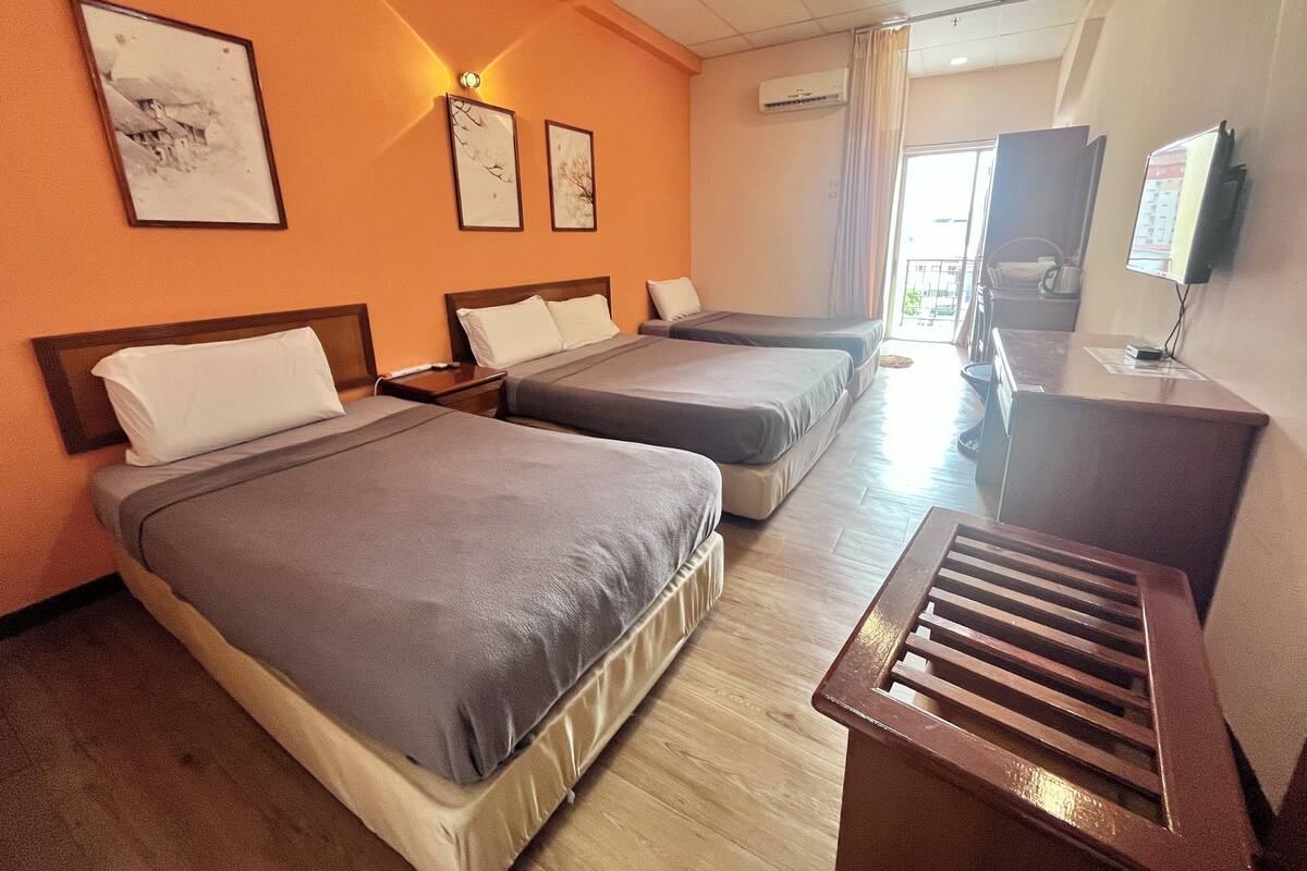 Habitació familiar, balcó | Escriptori, espai de treball apte per a portàtils i cortines opaques