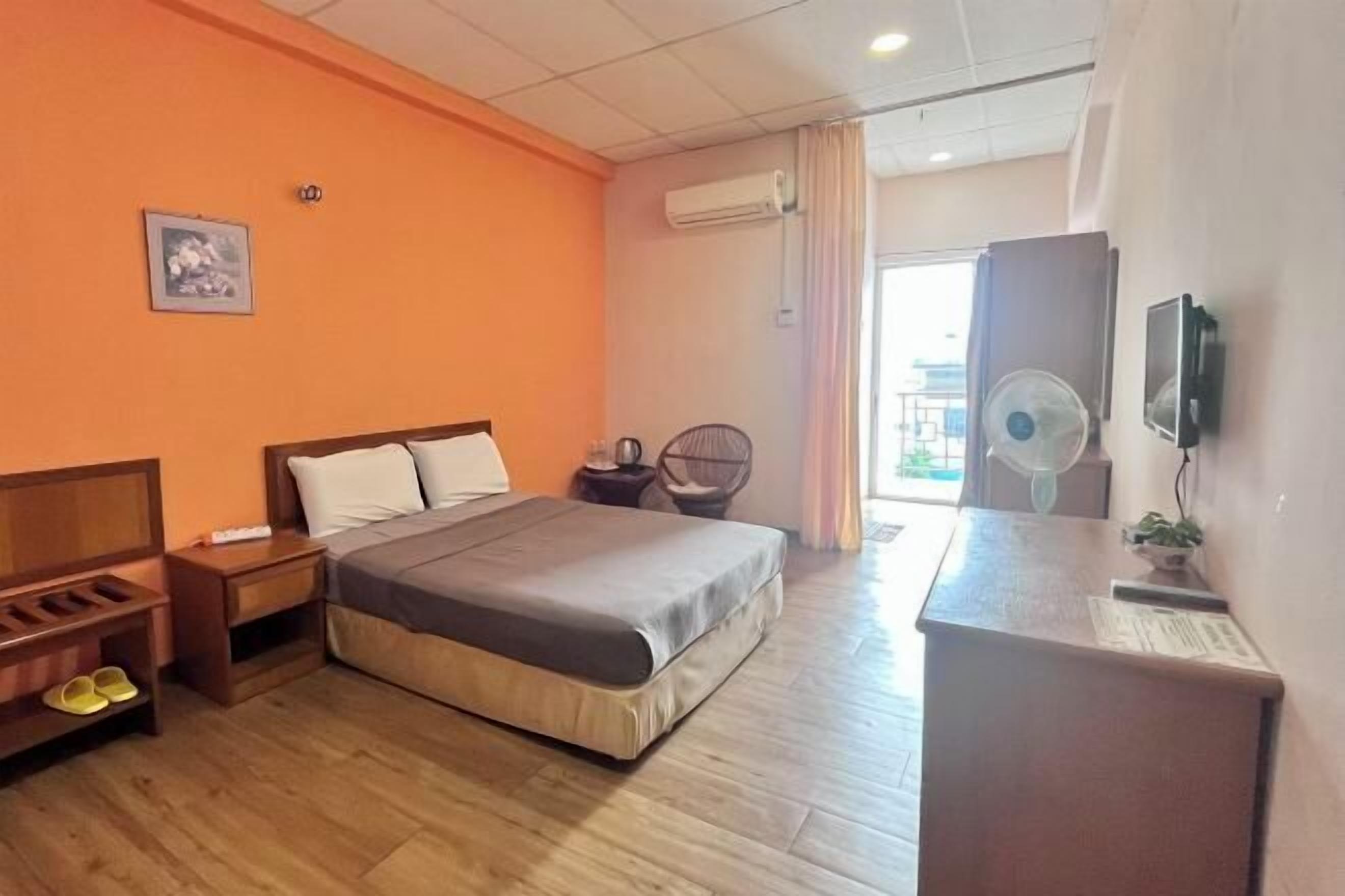 Een bureau, een laptopwerkplek, verduisterende gordijnen