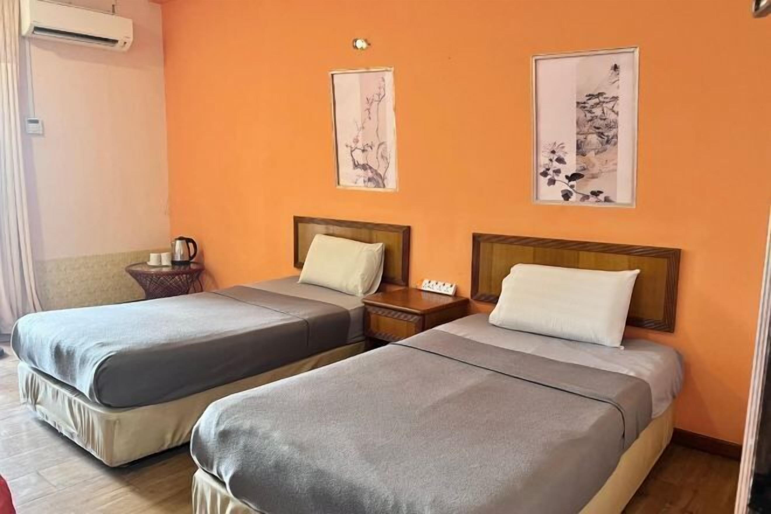 Een bureau, een laptopwerkplek, verduisterende gordijnen