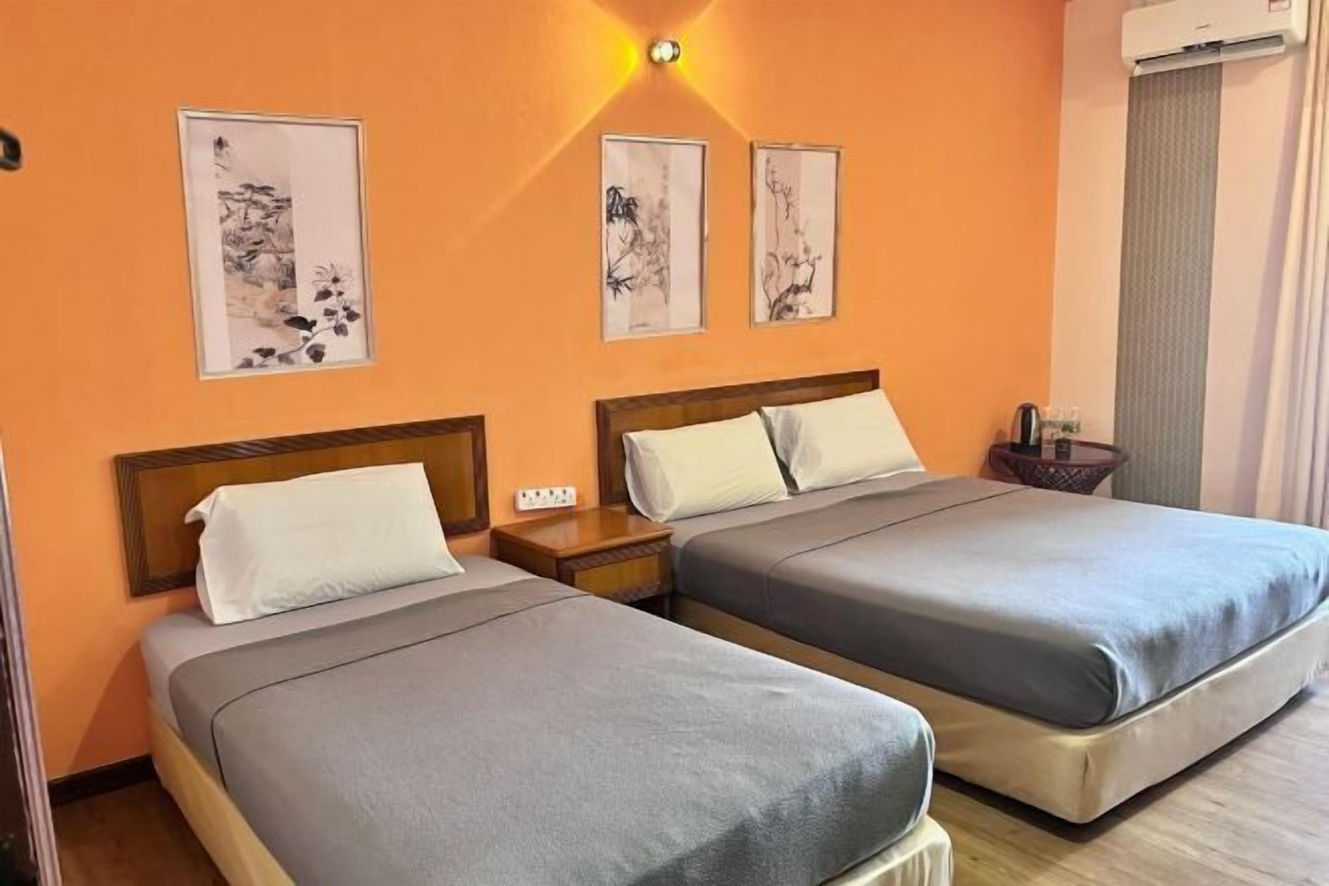 Een bureau, een laptopwerkplek, verduisterende gordijnen