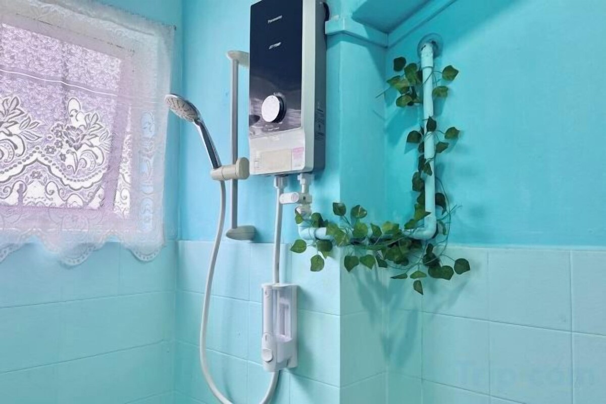 Badkamer | Een douche, een haardroger, pantoffels, een bidet