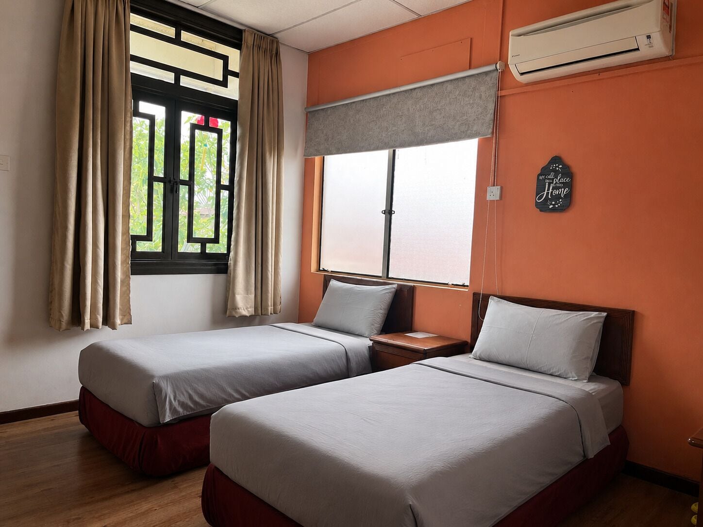 Habitación básica con 2 camas individuales | Escritorio, espacio para trabajar con un portátil, cortinas opacas
