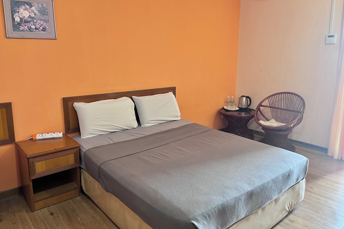 Escritorio, espacio para trabajar con laptop y cortinas blackout