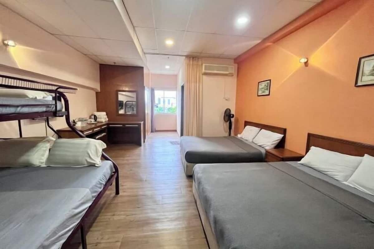 Bureau, espace de travail pour ordinateur portable, rideaux occultants