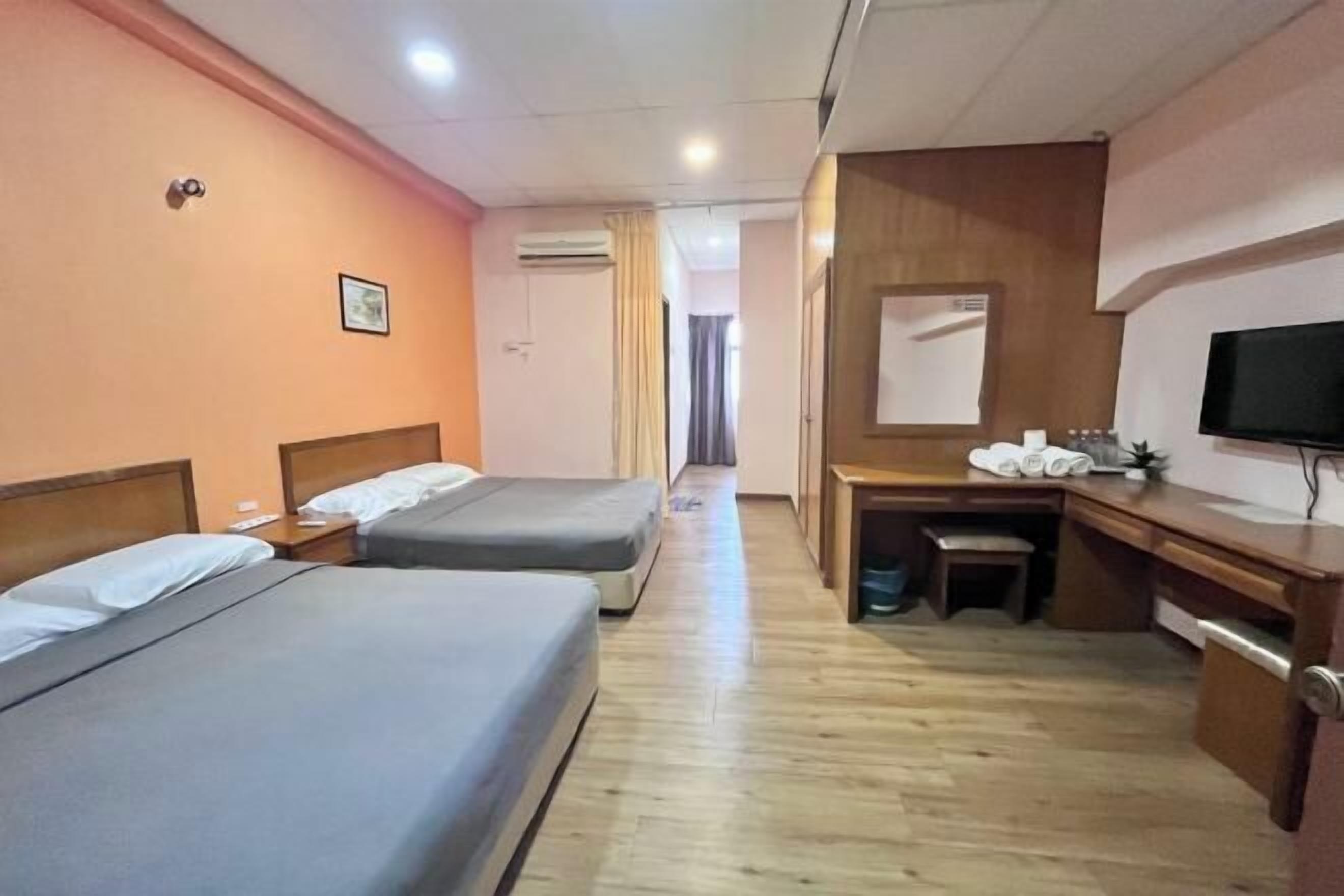 Een bureau, een laptopwerkplek, verduisterende gordijnen