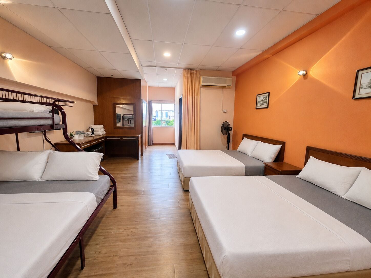 Suite familiar | Escritorio, espacio para trabajar con un portátil, cortinas opacas