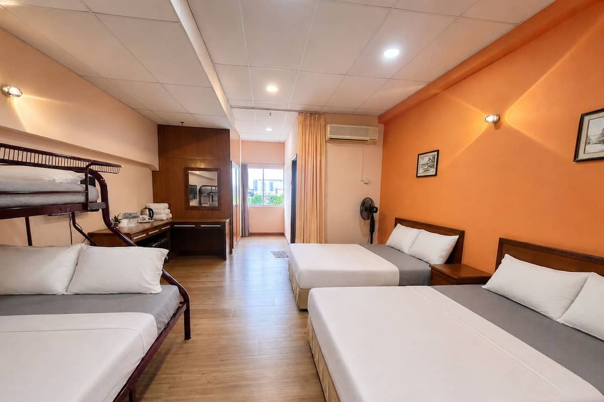 Family Suite | Desk, laptop workspace, blackout curtains, soundproofing