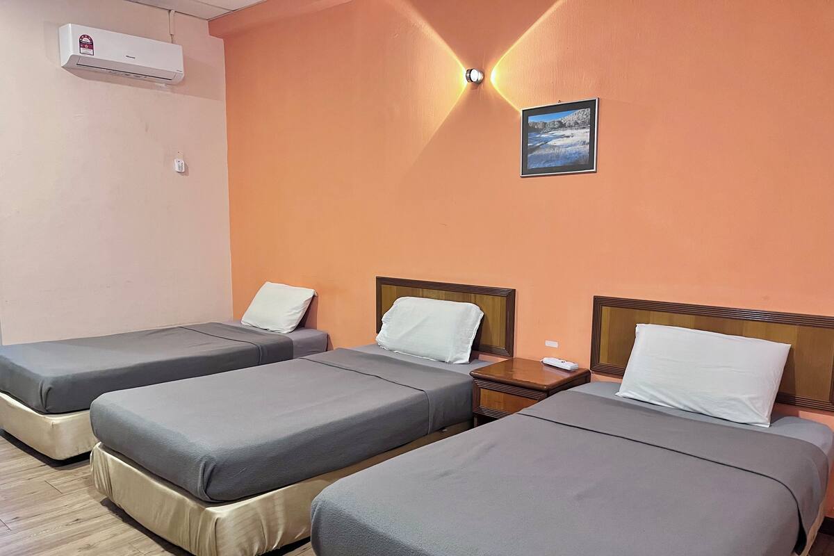 Habitació triple, balcó | Escriptori, espai de treball apte per a portàtils i cortines opaques