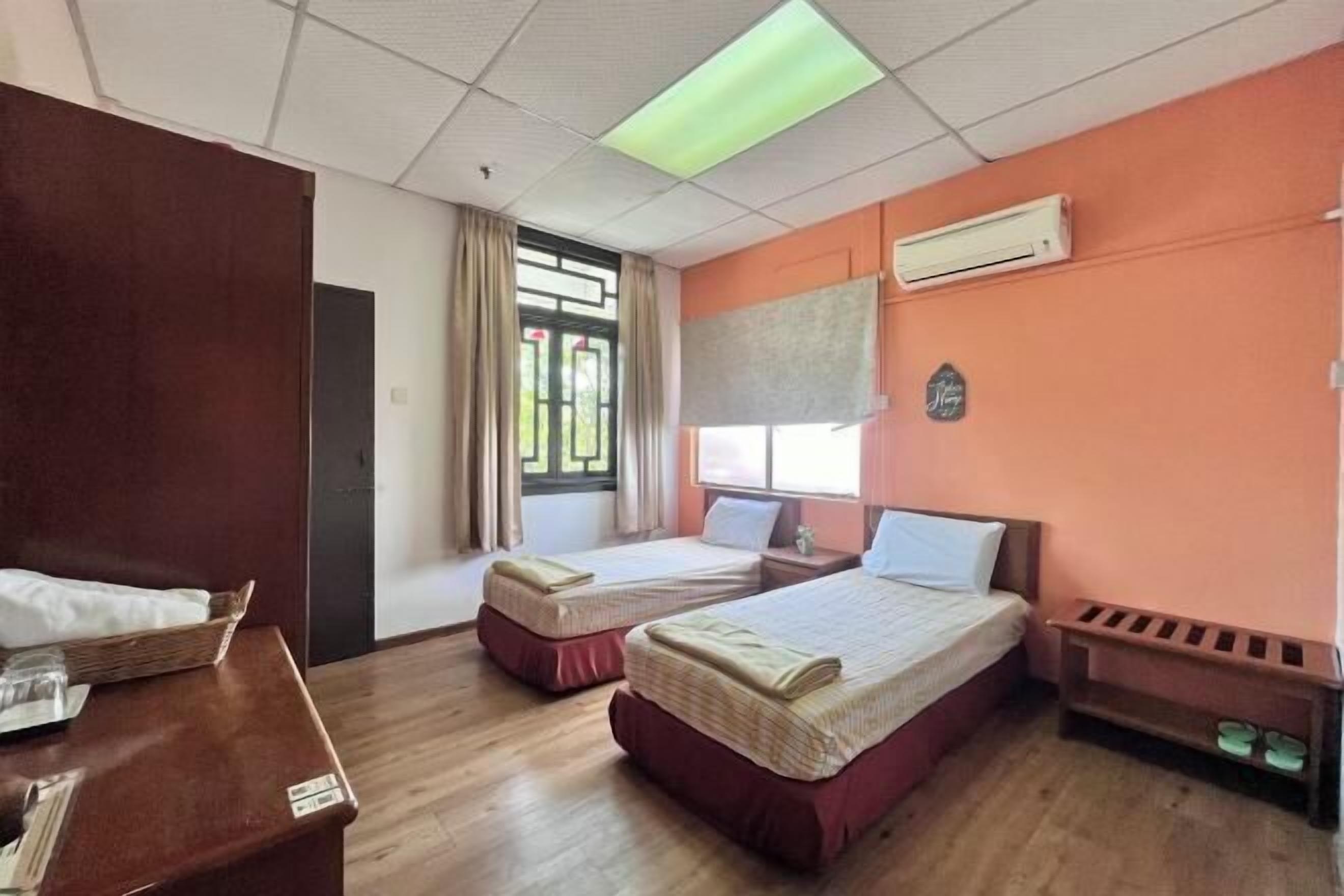 Een bureau, een laptopwerkplek, verduisterende gordijnen