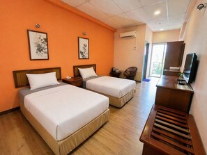 Deluxe Twin Room, Balcony | Desk, laptop workspace, blackout drapes, soundproofing - Heng Ann Guest House (Malacca City)