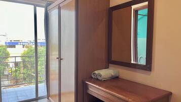Deluxe Twin Room, Balcony | Desk, laptop workspace, blackout drapes, soundproofing