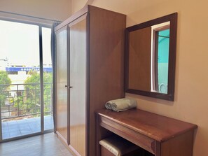 Quarto duplo luxo, sacada | Escrivaninha, espaço de trabalho para notebook, cortinas blackout