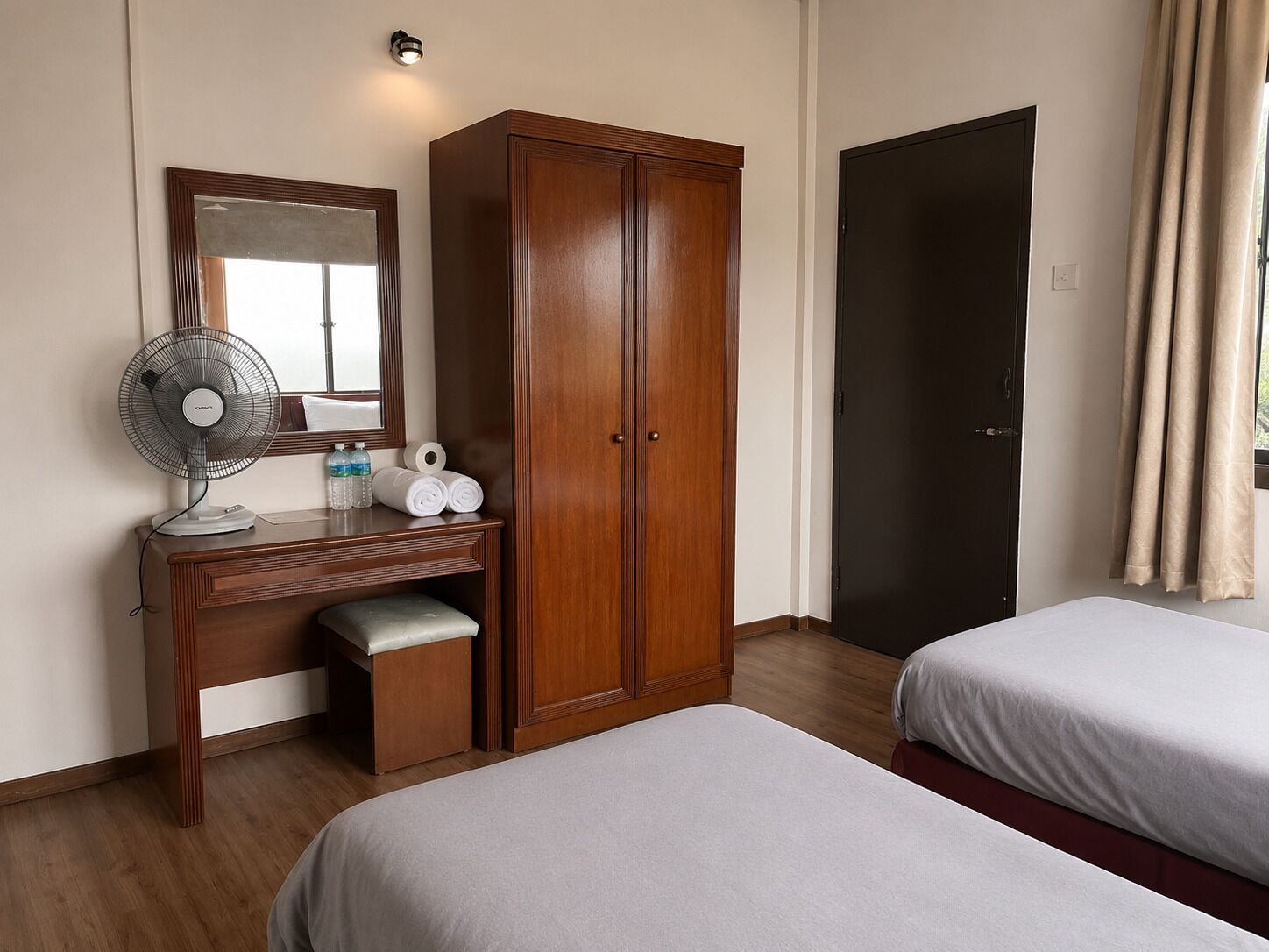 Basic Twin Room | Desk, laptop workspace, blackout drapes, soundproofing