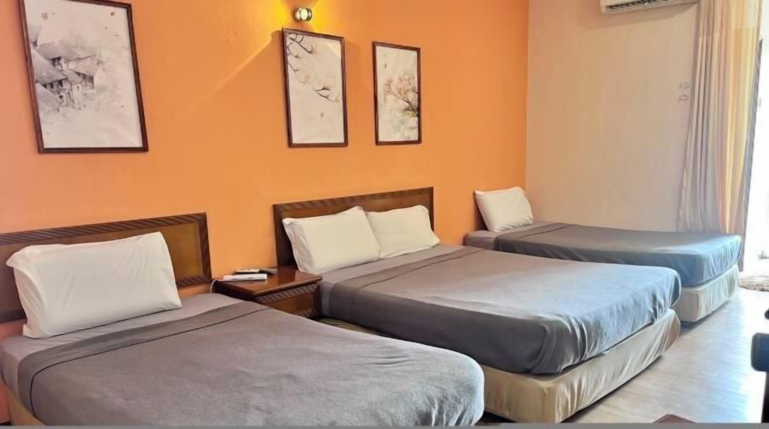 Een bureau, een laptopwerkplek, verduisterende gordijnen