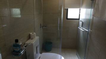 Habitación (VIP) | Baño | Ducha, artículos de higiene personal gratuitos, toallas y jabón