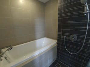 Suíte, 1 quarto, vista para a cidade | Banheiro | Chuveiro/banheira combinados, toalhas de banho, sabonete, shampoo