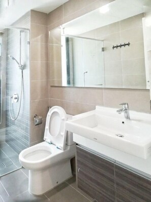 Suite, 1 camera da letto, vista città | Bagno | Combinazione doccia/vasca, asciugamani, sapone, shampoo