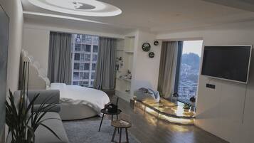 Club-Apartment, Stadtblick | Wohnbereich | Fernseher