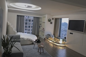 Club-Apartment, Stadtblick | Wohnbereich | Fernseher