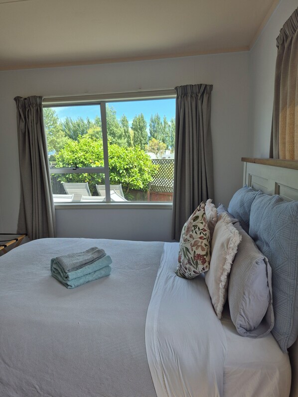 2 bedrooms, iron/ironing board, free WiFi, bed sheets - Beach holidays don't get any better than this! (Tahunanui)