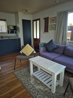 テレビ、DVD プレーヤー、ステレオ