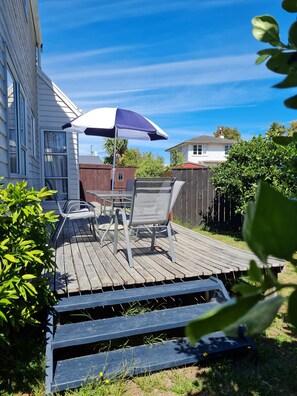 Outdoor dining - Beach holidays don't get any better than this! (Tahunanui)
