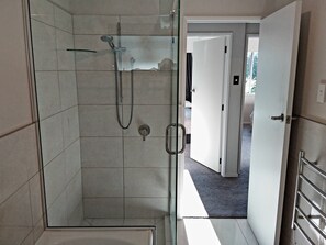 Badekar, hårføner og håndklær