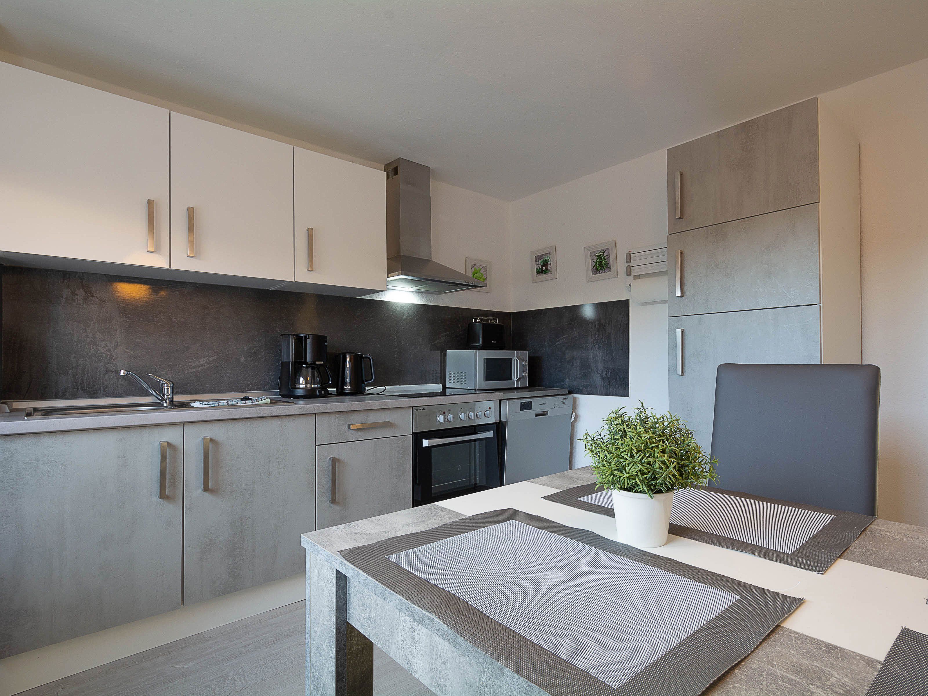 Kühlschrank, Mikrowelle, Ofen, Geschirrspüler