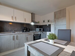 Kühlschrank, Mikrowelle, Ofen, Geschirrspüler