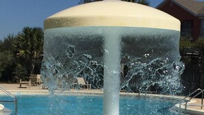 Ein Pool mit einer Springbrunnenanlage.