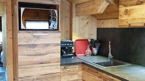 Kaffetrakter/tekoker, kjøleskap, mikrobølgeovn og ovn