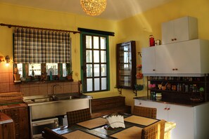 Réfrigérateur, four, plaque de cuisson, cafetiÚre/bouilloire