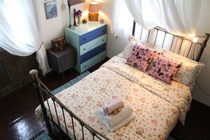 2 chambres, fer et planche à repasser, Wi-Fi, draps fournis