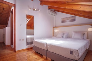 2 bedrooms, in-room safe, iron/ironing board, travel cot - Avithos Beach 2 Mins. Private Pool & Garden. Airport 10 Minutes. (Kefalonia)